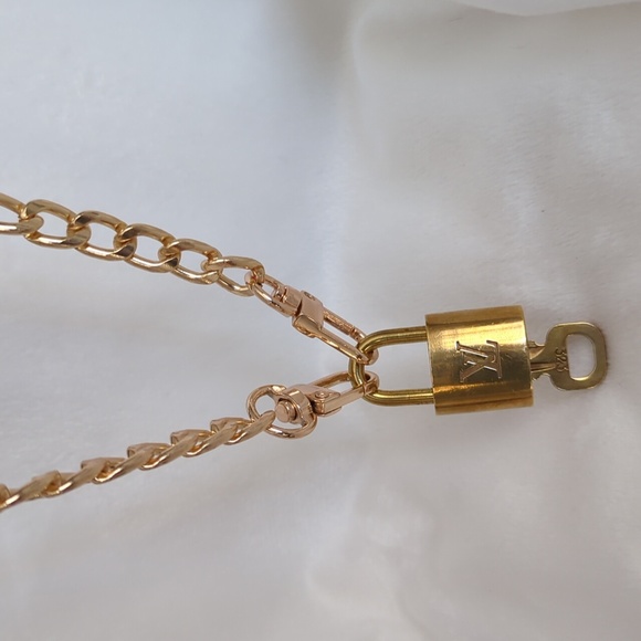 AUTHENTIC LOUIS VUITTON LOCK AND KEY WITH GOLD TONE UNBRANDED CHOKER NECKLACE - Picture 2 of 4